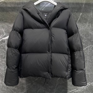 캐나다구스 로다 로고 패치 숏 패딩