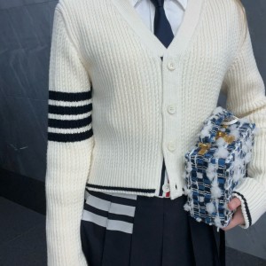 톰브라운 메리노 울 사선 크롭 가디건