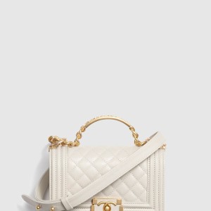 핸들 장식의 보이 샤넬 플랩백 A94805