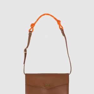 가죽 및 코드 숄더 스트랩이 달린 가죽 지갑 5MT025