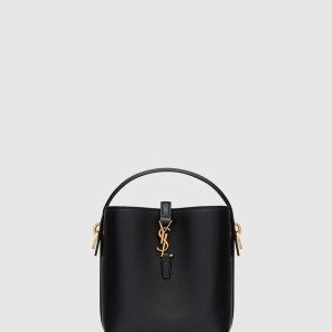 유광 가죽 소재의 LE 37 미니백 765870