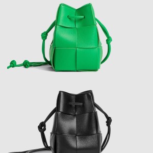 카세트 미니 크로스바디 버킷백 680217